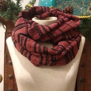 NWT BEAUTIFUL WRAP INFINITY SCARF. IN MARLED MAROON WITH BLACK STITCHING.